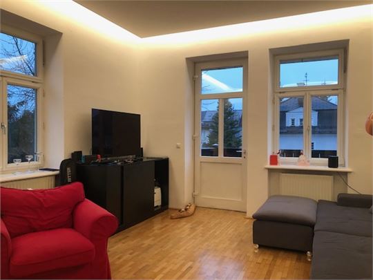 Wohnzimmer mit Ausgang auf den Balkon 