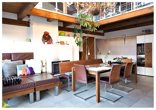 Wohnzimmer mit Kachelofen und Galerie