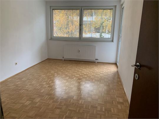 Schlafzimmer mit Ausgang zum Balkon