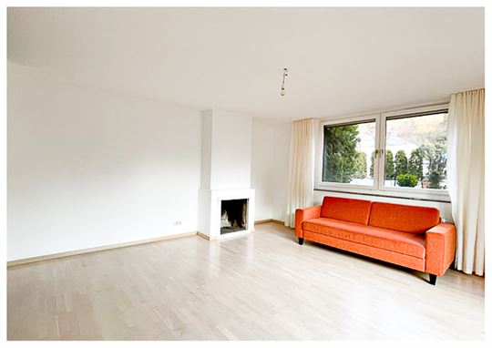 Wohnzimmer mit offenen Kamin