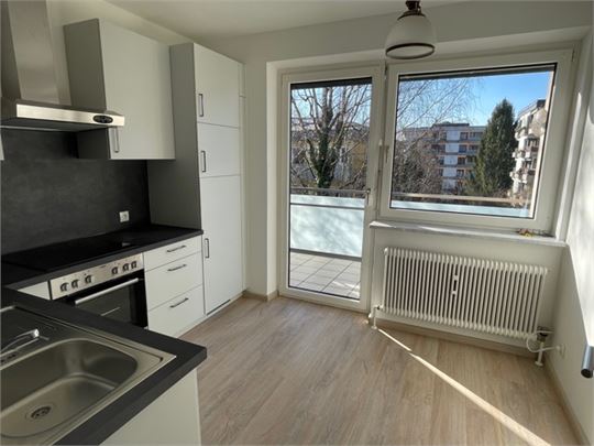 neue Küche mit Ausgang auf den Balkon