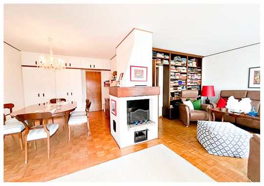 Wohnzimmer mit offenem Kamin