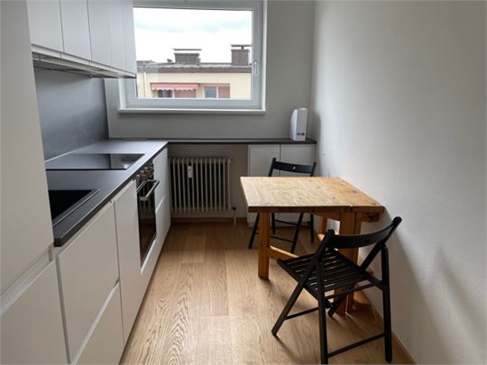 schöne Küche mit Fenster