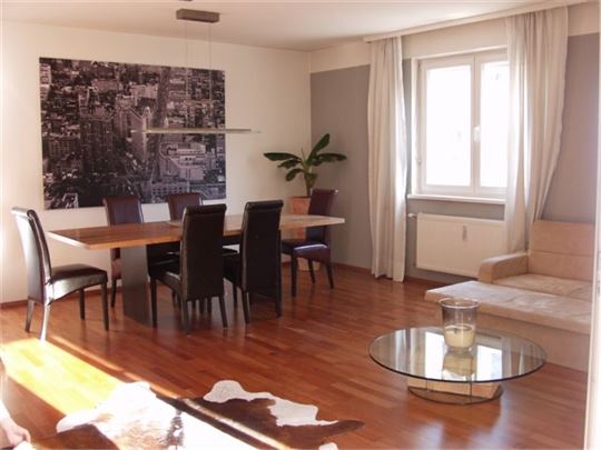 großes Wohnzimmer mit Balkon