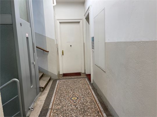 Stiegenhaus mit Eingang