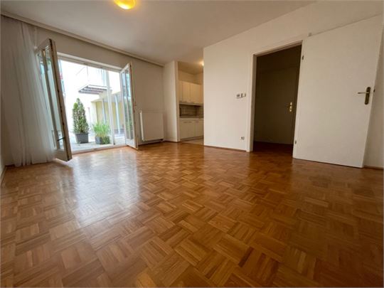 Wohnzimmer mit Ausgang auf die Terrasse