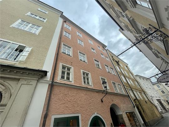 Rarität! großzügige 4 Zimmer Etagenwohnung im obersten Stock eines Altstadthauses aus dem 13 Jahrhundert Salzburg Stadt 