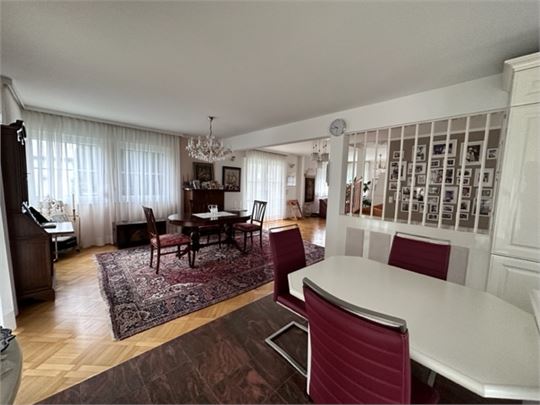 Blick von der Küche in den Wohnraum