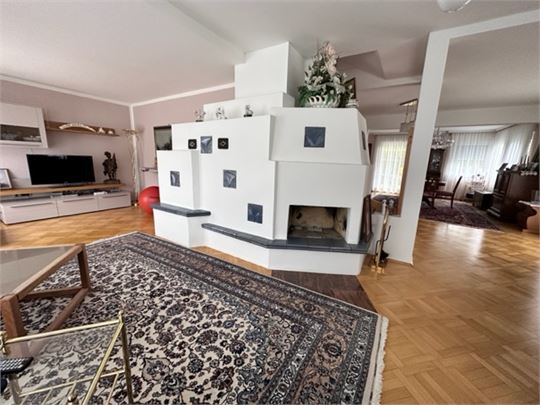 Wohnzimmer mit offenen Kamin