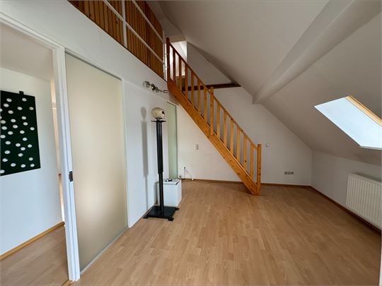 Wohnraum mit Aufgang zur Galerie