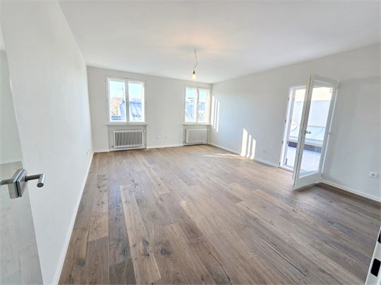 Wohnzimmer mit Ausgang auf die Dachterrasse 