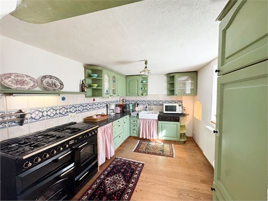 schöne Küche mit neuwertigen Gasherd