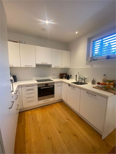 schöne Küche mit Fenster