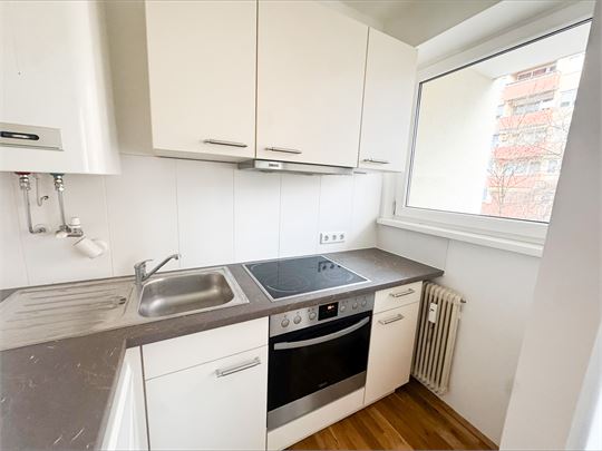 separate Küche mit Fenster 