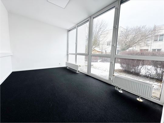 Büroraum mit Ausgang auf die Terrasse und Garten