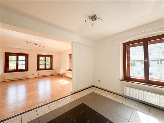 Blick von der Küche in das Wohnzimmer