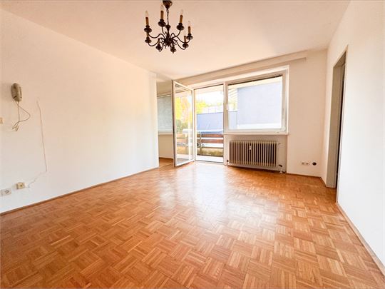  Wohnzimmer mit separater Küche