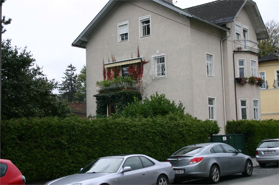 3 Zimmer Altbauwohnung Mit Dazugehoriger Grossgarconniere In