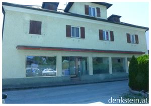 Frontalansicht mit Geschäftslokal