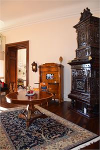 Großzügiger Wohnsalon mit Blick ins Esszimmer