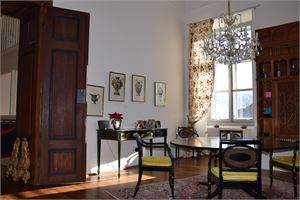 Elegantes Esszimmer mit Seeblick