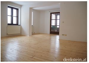 Wohnzimmer mit Salon und Ausgang zur Terrasse