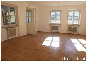 Wohnzimmer mit Ausgang zum Balkon