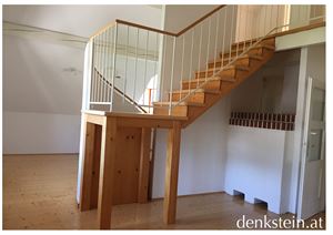 Wohnzimmer mit offener Galerie
