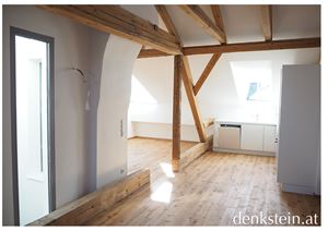 Blick vom Wohnraum zur Küche